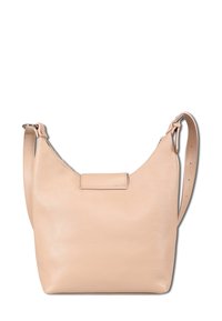 Beige leren schoudertas met verstelbare riem, ritssluiting en rechthoekige flapdetail aan de voorkant tegen een witte achtergrond.