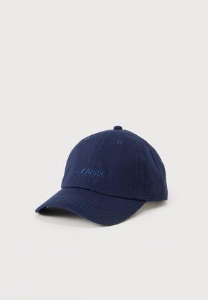 Marineblå baseballkasket med buet skygge og broderet "ARKK" logo på frontpanelet, vist mod en ensartet hvid baggrund.