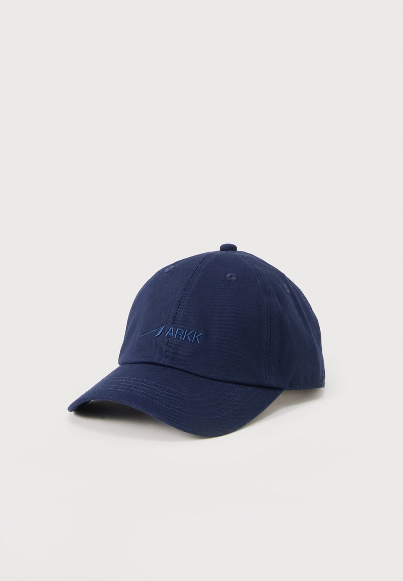 Μπλε σκουριασμένο καπέλο μπέιζμπολ με καμπυλωτό γείσο και κεντημένο λογότυπο "ARKK" στο εμπρόσθιο πάνελ, εμφανιζόμενο σε απλό λευκό φόντο.