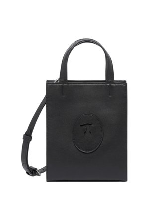 Bolso de mano rectangular de cuero negro con asas superiores, correa de hombro ajustable y logotipo circular en relieve en el centro frontal.