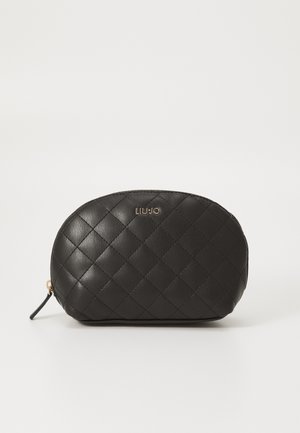 Schwarze, gesteppte, gefälschte Lederpouch mit runder Form, ausgestattet mit goldfarbener Hardware und einem Reißverschluss; geprägtes Logo auf der Vorderseite.