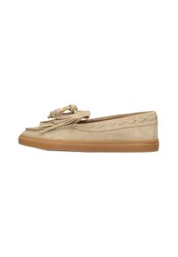 Scarpa slip-on beige in suede con frange decorative e un accento annodato con perline colorate, completata da una suola in gomma.
