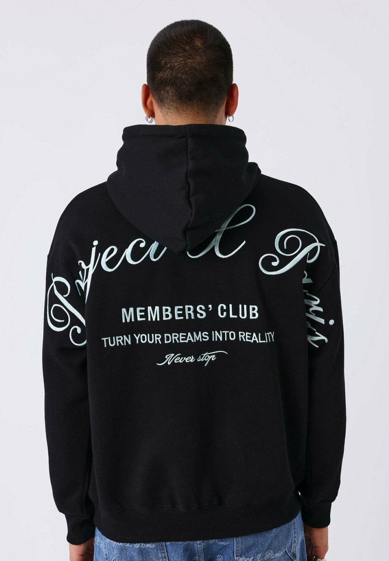 Sweatshirt à capuche noir avec inscription en script blanc et typographie audacieuse au dos, fabriqué en tissu doux avec une coupe décontractée.