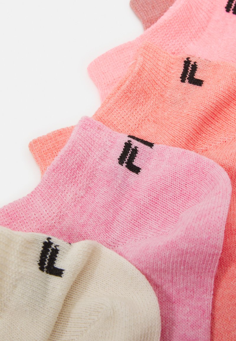 Cinque paia di calze corte in varie tonalità di rosa e beige, con un motivo a maglia testurizzato e un piccolo logo nero sul polsino.