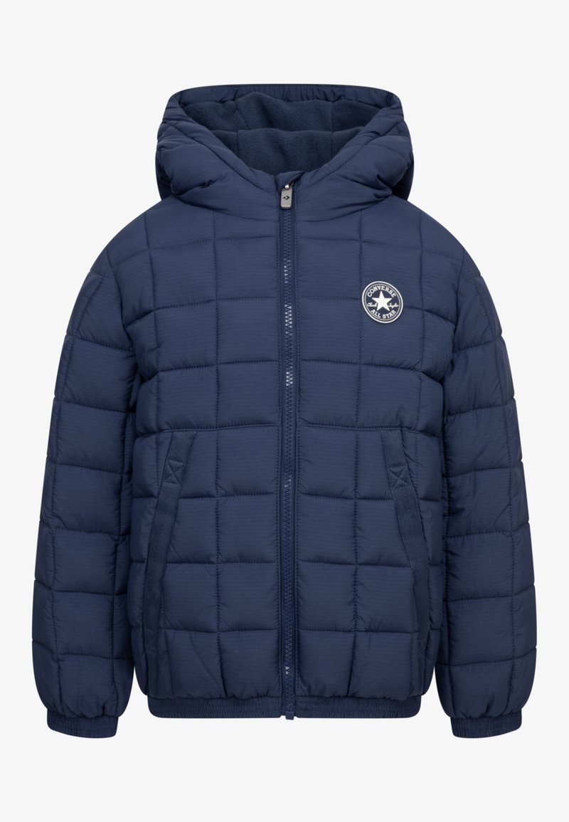 Doudoune matelassée bleu marine avec capuche, fermeture éclair à l'avant, poches latérales, poignets élastiques et logo circulaire Converse All Star sur la poitrine.