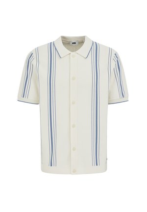 Bela srajca z gumbki in kratkimi rokavi, z modrimi navpičnimi črtami in klasičnim ovratnikom, prikazana na belem ozadju.
