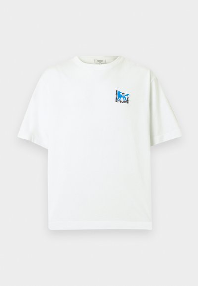 Λευκό T-shirt με κοντά μανίκια, με μικρό μπλε λογότυπο αλεπούς και το κείμενο «Maison Kitsuné 2062 Paris» στην αριστερή πάνω πλευρά του στήθους.
