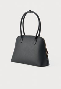 Μαύρη δερμάτινη τσάντα χειρός με ομαλή υφή, που διαθέτει δύο στρογγυλεμένες λαβές, χρυσλό φερμουάρ και δομημένο σχήμα.