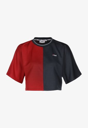 Lyhyet hihat ja verkkotekstuurilla varustettu cropped-toppi, jossa on halkaistu malli punaisessa ja tummansinisessä väriyhdistelmässä sekä pieni valkoinen Fila-logo rinnassa.