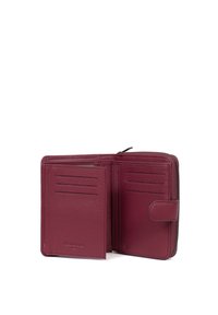 Bordowa skórzana portmonetka z zamknięciem na zamek, wewnątrz z wieloma kieszeniami na karty i zapięciem na zatrzask. Gładka tekstura, minimalna ilość dodatków.