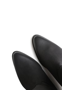 Czarne skórzane botki za kostkę z ostro zakończonym noskiem, gładką fakturą i minimalnym przeszyciem wzdłuż krawędzi. Elegancki design, bez widocznych elementów metalowych.