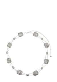 Stříbrný náhrdelník s řetízkem, který obsahuje texturované, čtvercové články s propracovanými vzory a nastavitelným zapínáním. Lehké provedení pro snadné nošení.