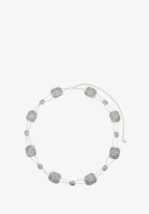 Collana in argento con maglie quadrate texture e motivi intricati, dotata di chiusura regolabile. Design leggero per un facile utilizzo.