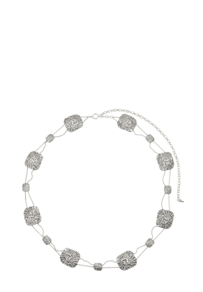 Stříbrný náhrdelník s řetízkem, který obsahuje texturované, čtvercové články s propracovanými vzory a nastavitelným zapínáním. Lehké provedení pro snadné nošení.