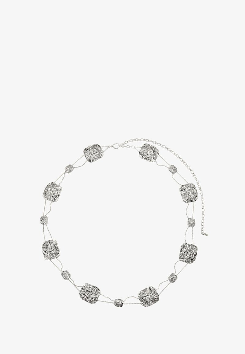 Stříbrný náhrdelník s řetízkem, který obsahuje texturované, čtvercové články s propracovanými vzory a nastavitelným zapínáním. Lehké provedení pro snadné nošení.