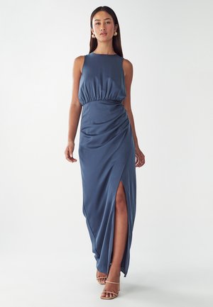 Robe longue bleu ardoise en tissu lisse avec un corsage ajusté, une taille froncée et une fente sur la cuisse d'un côté.