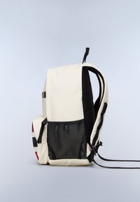 Zaino leggero con corpo crema, lati in rete nera, spallacci imbottiti e chiusura a rotolo. Presenta un accentuato rosso e blu a righe.