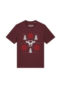 T-shirt à manches courtes bordeaux avec des motifs tricotés festifs en blanc et rouge, incluant une vache, des arbres et des flocons de neige au centre.