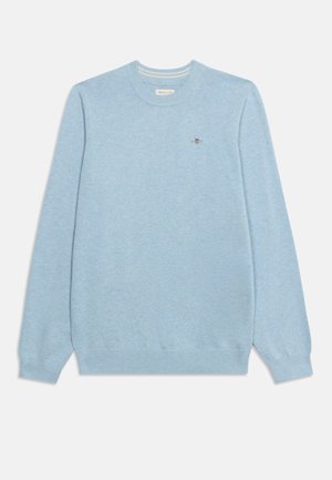 Ανοιχτό μπλε πουλόβερ με μακριά μανίκια και στρογγυλή λαιμόκοψη, με ριμπ μανσέτες και τελείωμα, διακοσμημένο με μικρό κεντημένο λογότυπο στο στήθος και μαλακή πλεκτή υφή.