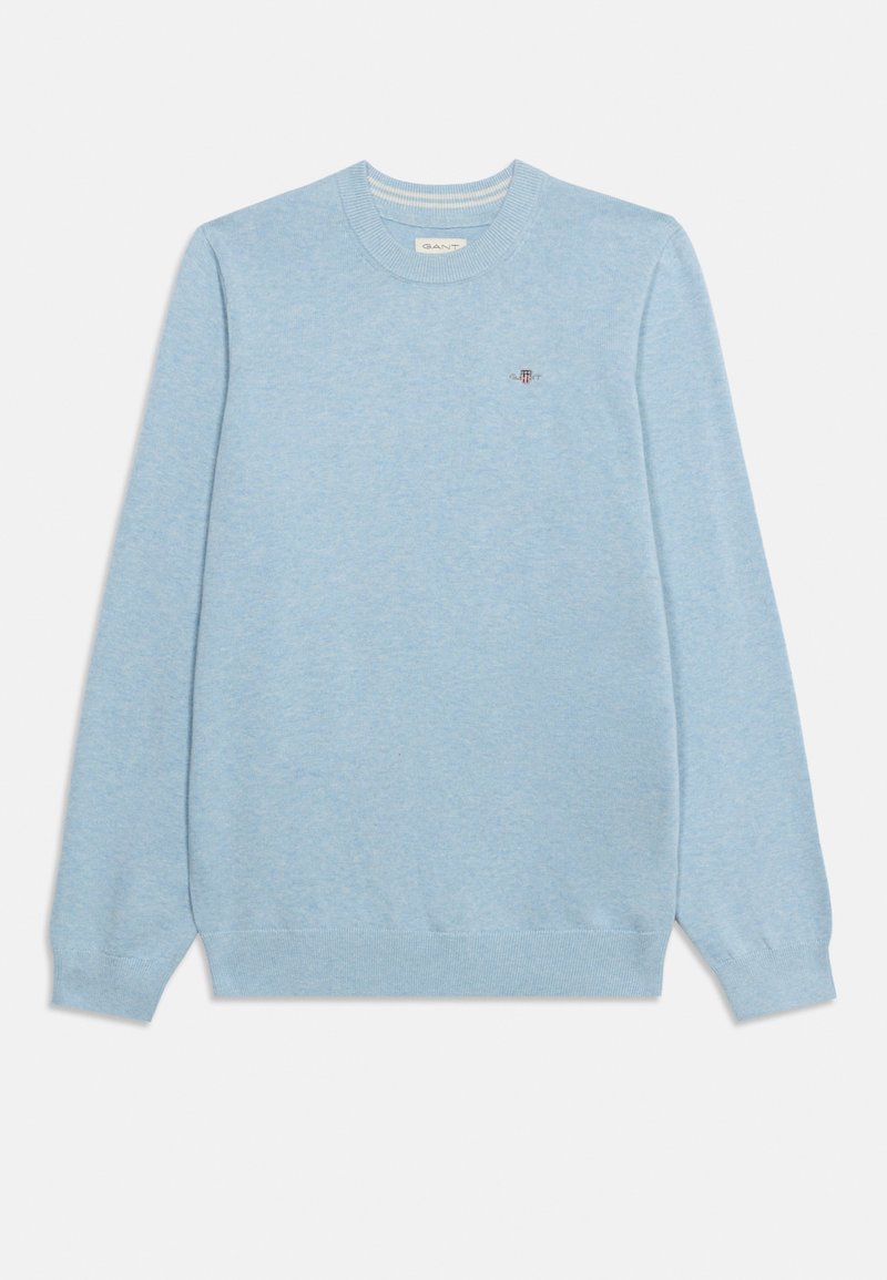 Ανοιχτό μπλε πουλόβερ με μακριά μανίκια και στρογγυλή λαιμόκοψη, με ριμπ μανσέτες και τελείωμα, διακοσμημένο με μικρό κεντημένο λογότυπο στο στήθος και μαλακή πλεκτή υφή.