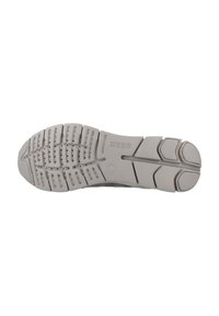 Suela de zapato de goma gris con una superficie texturizada. Presenta ranuras y relieves para mayor tracción. El logo está en relieve en el lateral.
