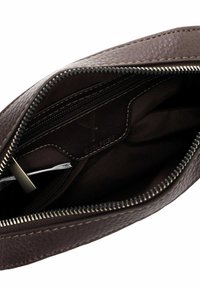 Custodia in pelle marrone con esterno testurizzato, chiusura con zip e fodera in tessuto. L'interno presenta una piccola tasca con zip e un'etichetta.