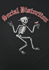 Zwarte t-shirt met een witte skeletafbeelding in een danspose, met een hoed op en een martini glas in de hand, met rode tekst "Social Distortion."