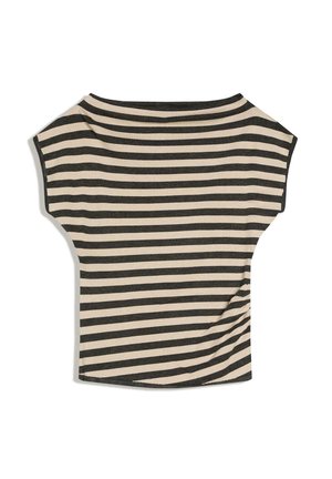 Top a maniche corte con righe orizzontali beige e nere, scollo a barca e orlo leggermente asimmetrico.