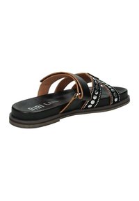 Sandalo nero in slide con strap incrociati, dettagli in teak e borchie decorative. Suola piatta in gomma e plantare testurizzato. Logo del marchio visibile.