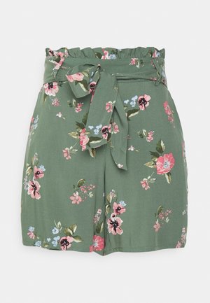 Højtaljede grønne blomstrede shorts med en flæset linning og et bundet stofbælte, prydet med mønstre af pink, blå og hvide blomster.