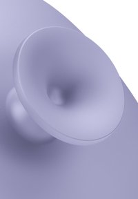 Prodotto in silicone viola con un design rotondo e concavo, caratterizzato da una texture liscia e un accento sferico al centro.