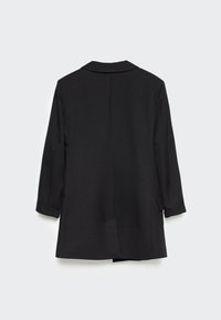 Blazer nero con colletto a cappotto, maniche a tre quarti e taglio dritto. Tessuto liscio con tasche laterali e dettaglio sulla schiena.