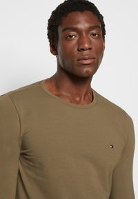 Tommy Hilfiger STRETCH SLIM FIT - Camisola de manga comprida - faded military