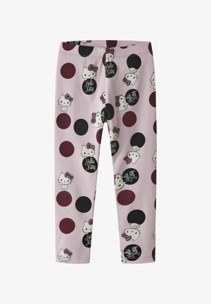 Roze legging met een herhalend Hello Kitty-patroon, verfraaid met zwarte en kastanjebruine cirkels en tekstdetails in een speelse lettertype.
