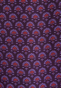 Motif répétitif de petites fleurs violettes stylisées avec trois boutons rouges sur un fond de tissu texturé violet foncé.