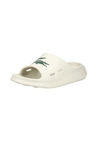 Λευκό σανδάλι τύπου slip-on με ανοιχτά δάχτυλα, οπές αερισμού στην πλευρά και πράσινο λογότυπο κροκοδείλου στο πάνω λουράκι.