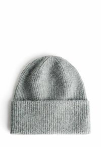 Bonnet en tricot gris avec une texture côtelée, doté d'un revers replié et d'un sommet arrondi, fabriqué en mélange de laine douce.