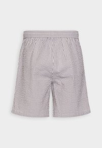 Shorts rayés pour hommes en marron clair et blanc. Dotés d'une taille élastique et d'un tissu doux avec une coupe décontractée. Sans poches.