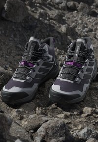 adidas Terrex TERREX SKYCHASER MID GTX W - Hikingsko - aurora plum/carbon/purple burst