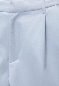 Pantaloni azzurri chiari con una superficie liscia, caratterizzati da un dettaglio plissettato, una tasca laterale inclinata e cuciture ordinate lungo la vita.
