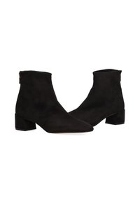 Botas de tobillo de ante negro con punta afilada y tacón cuadrado. Cuenta con un cierre de cremallera en la parte trasera y una textura suave.