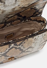 Borsa in stampa serpente con un esterno testurizzato in tonalità di marrone e crema. L'interno presenta una tasca con zip e una fodera a fantasia.