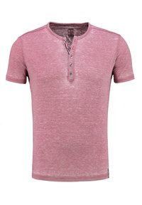 T-shirt a righe rosse e bianche con maniche corte, caratterizzato da un collo con bottoni e una vestibilità rilassata. Il tessuto ha una leggera trama.