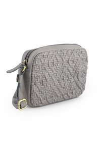 Šedá proplétaná kožená kabelka přes rameno se zipem, obdélníkového tvaru a nastavitelným popruhem. Má texturovaný proplétaný vzor.