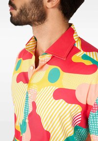 Camicia a maniche corte colorata con motivi astratti in rosso, giallo, verde e pesca. Realizzata in tessuto leggero, con chiusura a bottoni e colletto a contrasto.