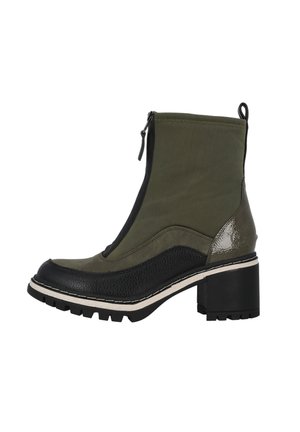 Bottine verte et noire avec une finition texturée, fermeture zippée, un talon épais et un accent en cuir contrastant. Semelle au design robuste.