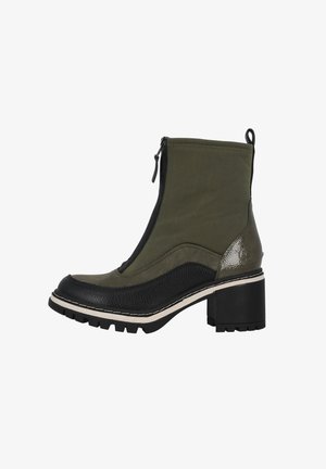 Stivaletto verde e nero con finitura testurizzata, chiusura con zip, tacco spesso e un accento in pelle a contrasto. Design della suola robusta.