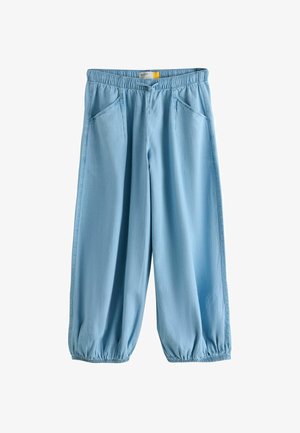 Pantaloni largi de culoare albastru deschis, cu talie și manșete elastice, buzunare frontale și un șnur mic la talie.