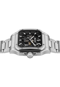 Vierkante roestvrijstalen horloge met een zwart skelet-dial, zilveren uurmarkeringen en een gepolijste schakelband. Voorzien van een ronde kroon.