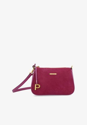 Piccola borsa a tracolla in suede magenta con cerniera dorata, charm dorato a forma di "P" e tracolla rimovibile su sfondo bianco.